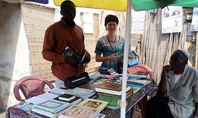 21.421 Evangelisatiewerk op de markt in het Mogofin-gebied